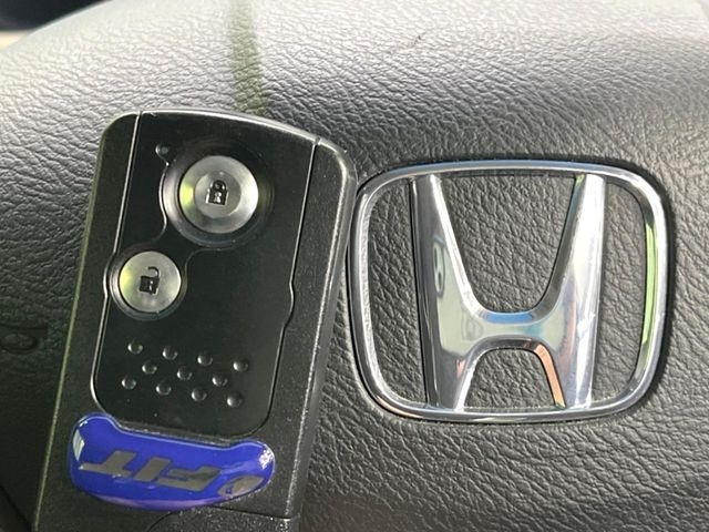 �yHonda�X�}�[�g�L�[�z�J�o����|�P�b�g�ɓ��ꂽ�܂܂ł��h�A�̎{���E�������\�ȃX�}�[�g�L�[�𑕔��B�G���W���̃I���E�I�t�����J�M�����o���K�v����������Ƃ��Ă��֗��ł���