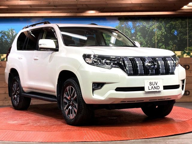 高透明度のガラス皮膜で撥水はもちろん、上質なツヤ・光沢を実現。紫外線や酸性雨から大切な愛車を保護し、色あせ・劣化を防止。「弾スプラッシュコート」、「弾プリミッサコート」からお選びいただけます。