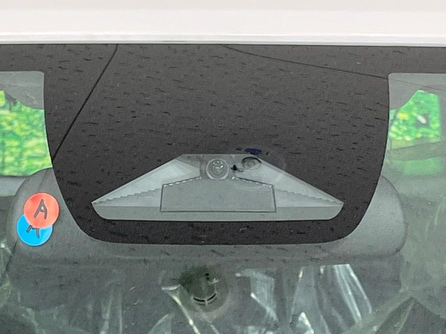 【ホンダセンシング】走行中に前方の車両等を認識し、衝突しそうな時は警報とブレーキで衝突回避と被害軽減をアシスト。より安全にドライブをお楽しみいただけます。