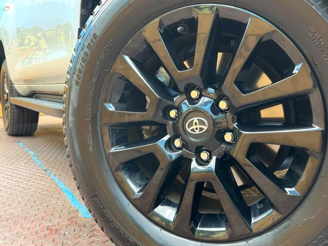 【グレード専用純正18インチアルミホイール】デザイン性の高い純正アルミホイールを装着しております。各種社外アルミホイールや、スタッドレスタイヤも取扱いしております。是非ご相談ください♪