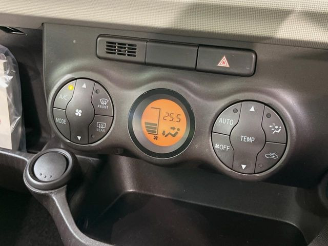 【オートエアコン】一度お好みの温度に設定すれば、車内の温度を検知し風量や温度を自動で調整。暑い&hellip;寒い&hellip;と何度もスイッチ操作をする必要はありません。快適な車内空間には必須の機能ですね♪