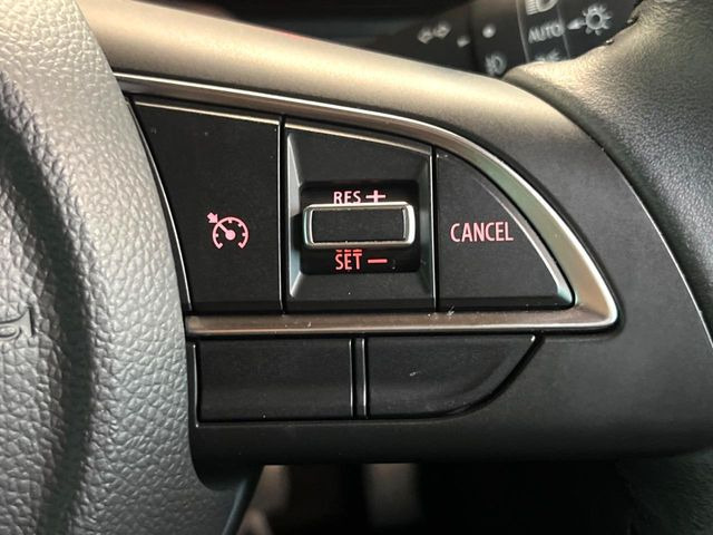 【クルーズコントロール】高速道路もラクラク走行。アクセルを離しても一定速度で走行ができ、長距離運転時の負担を軽減!加速・減速も簡単なスイッチ操作で調整できます。