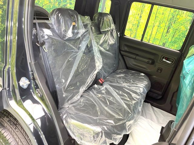 後部座席も気になるようなキズ・汚れやへたり等、大きなダメージはなく、良好な状態です。
