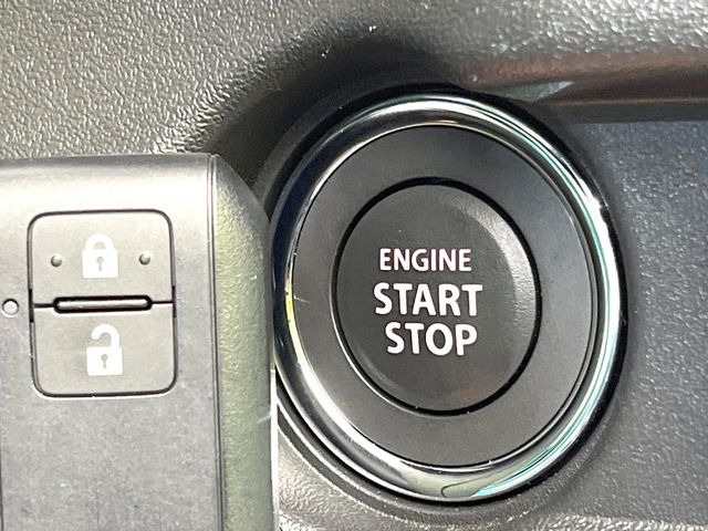 【キーレススタートシステム】カバンやポケットに入れたままでもドアの施錠・解錠が可能なスマートキーを装備。エンジンのオン・オフ時もカギを取り出す必要が無いからとっても便利です♪