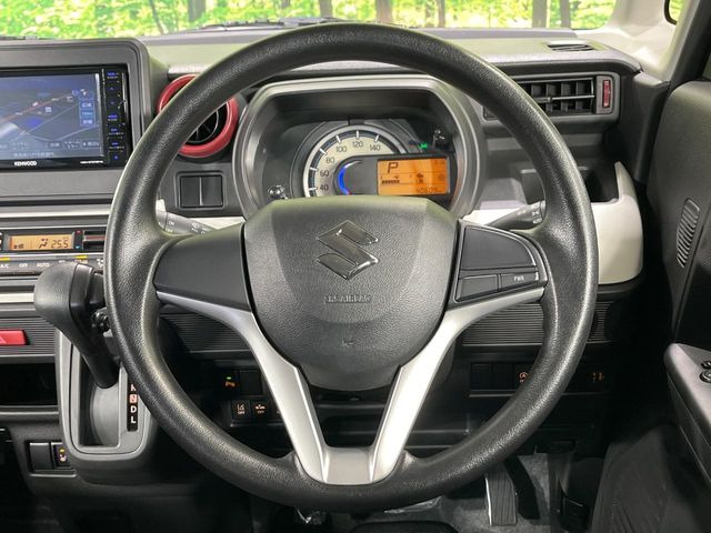 �C���e���A�ɍ��킹���f�U�C���̃X�e�A�����O�́A�^�]�������̂��Ƃ��l���A�^�]���₷���`��A�傫���ł��B�����x�A���ۂɐG���Ă��m���߂��������B