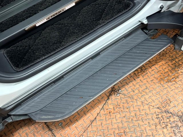 メーカーオプションの【ユニバーサルステップ】を装備。スライドドアと連動したステップにより、小さなお子様の乗り降りがし易くなります♪