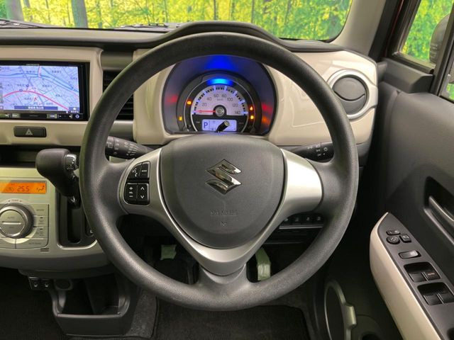 �C���e���A�ɍ��킹���f�U�C���̃X�e�A�����O�́A�^�]�������̂��Ƃ��l���A�^�]���₷���`��A�傫���ł��B�����x�A���ۂɐG���Ă��m���߂��������B