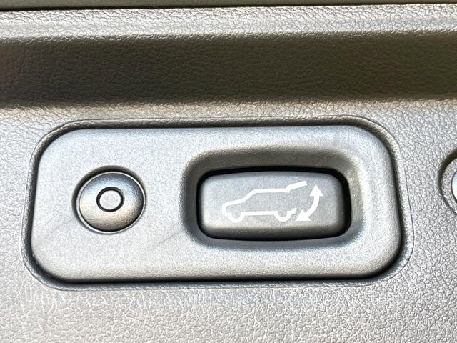 【パワーバックドア】スマートキーや運転席のボタンを押すだけでリアゲートが自動で開閉します!荷物を持っている時や、高い位置にあるバックドアを閉める際に便利な機能です♪