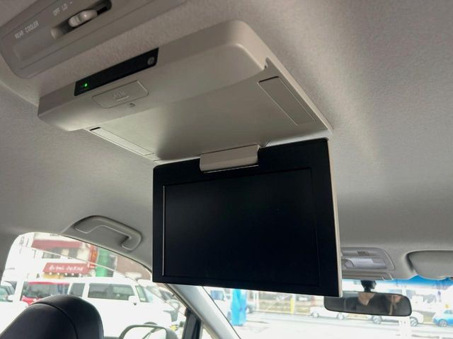 【フリップダウンモニター】大画面モニターで後席でもエンタメをお楽しみいただけます。小さなお子様にも大人気の装備です♪