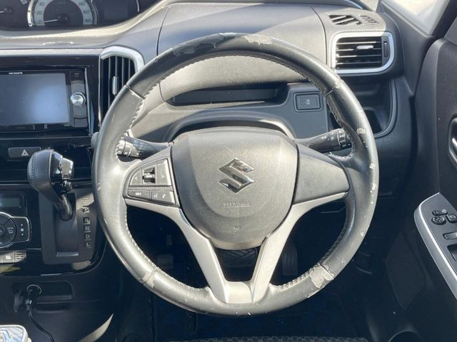 �C���e���A�ɍ��킹���f�U�C���̃X�e�A�����O�́A�^�]�������̂��Ƃ��l���A�^�]���₷���`��A�傫���ł��B�����x�A���ۂɐG���Ă��m���߂��������B