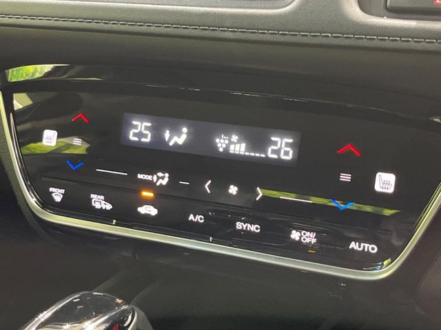 【左右独立型フルオートエアコン】運転席と助手席でそれぞれお好みの温度に設定可能。同乗者にも配慮した、快適な空調をお届け致します。