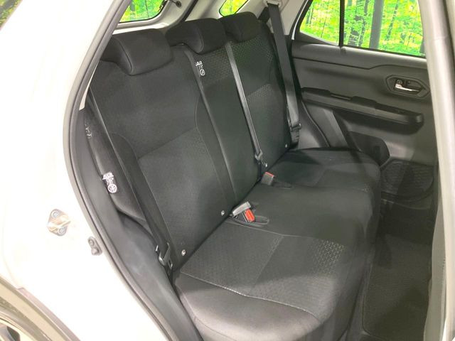 広々とした2列目シートは居住性が高く、居心地も快適!友達や家族とのお出かけにぴったりです。ベビーシートやチャイルドシート使用時も快適にお過ごしいただける十分な空間を確保しています。