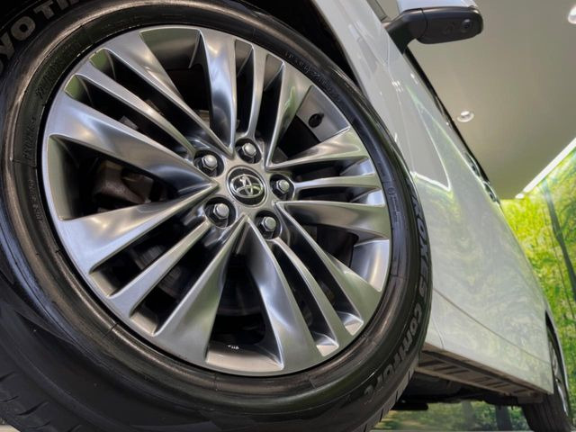 【純正18インチアルミホイール】外観にマッチした純正アルミホイールを装着しております。各種社外アルミホイールや、スタッドレスタイヤも取扱いしております。是非ご相談ください♪