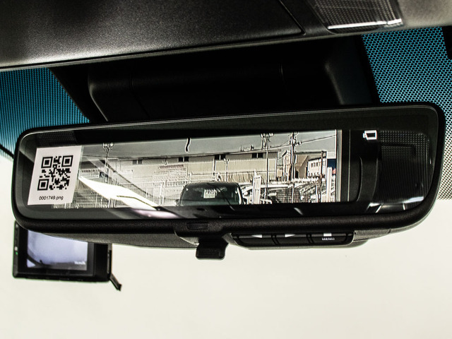 角度や位置を気にしなくてもいい車両後部を映し出すデジタルインナーミラーを装備!ミラー側のボタンやタッチ操作で明るさの調整などもできます!