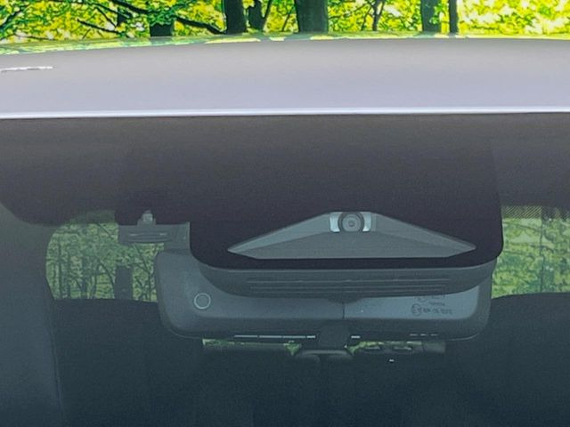 【トヨタセーフティセンス】走行中に前方の車両等を認識し、衝突しそうな時は警報とブレーキで衝突回避と被害軽減をアシスト。より安全にドライブをお楽しみいただけます。