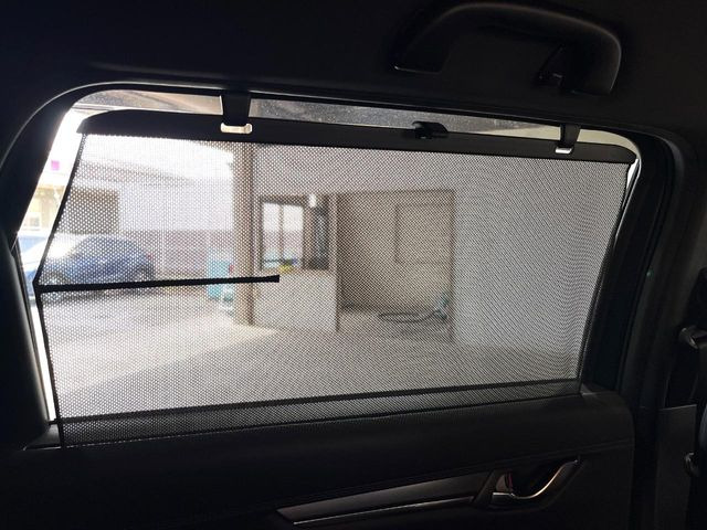 【ロールシェード】日差しや車外からの光が眩しいときにサッと引き出して使える、ロール格納タイプのサンシェードを装備。後席に乗ったお子様がウトウトしだした時など、ぜひご活用ください♪