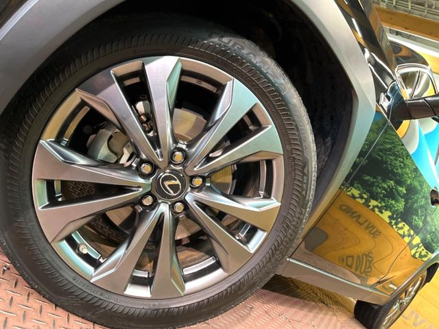 �y����18�C���`�A���~�z�C�[���z�O�ςɃ}�b�`���������A���~�z�C�[���𑕒����Ă���܂��B�e��ЊO�A���~�z�C�[����A�X�^�b�h���X�^�C�����戵�����Ă���܂��B���񂲑��k����������