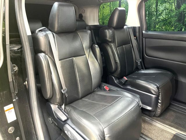 後部座席も気になるようなキズ・汚れやへたり等、大きなダメージはなく、良好な状態です。