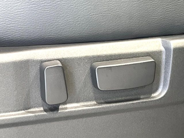 【パワーシート】スイッチ一つで簡単にシートの微調整が可能!電動だから力もいりません!快適なシートポジションにセットして、快適なドライブをお楽しみください。