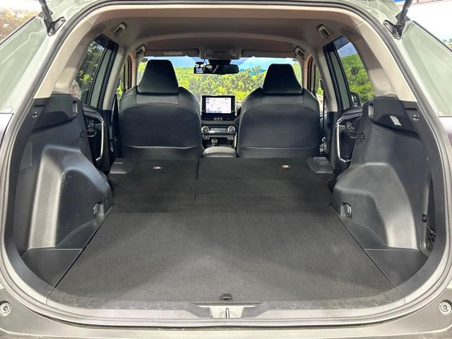 ���i�̂���������ʋ΁A���}���ɏ\���ȉ׎��X�y�[�X���m�ۂ��Ă���܂��B�Z�J���h�V�[�g��|���ƁA�傫�ȉו��̐ύڂ��\�ł���