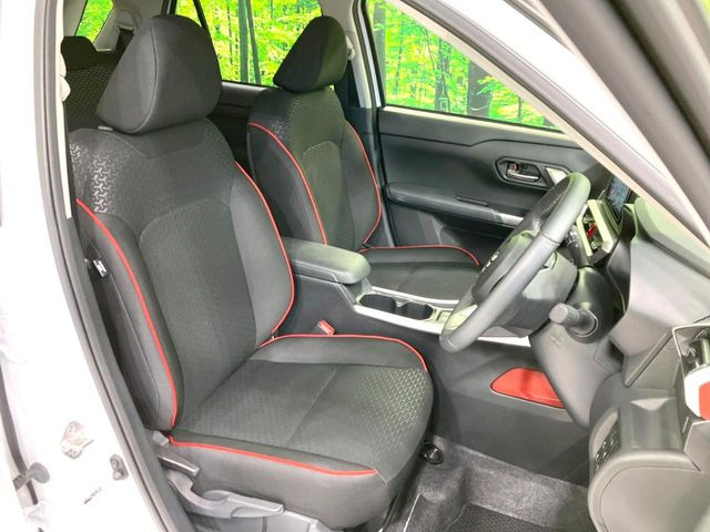 運転席まわりには十分なスペースがあり、大柄な方でもゆったり運転していただける環境です。