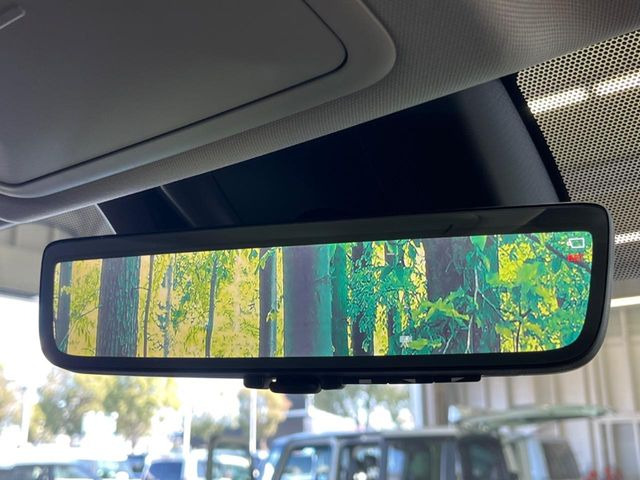 【デジタルインナーミラー】後席の大きな荷物や同乗者で後方が確認しづらい時でも安心!カメラが撮影した車両後方の映像をルームミラー内に表示。クリアな視界で状況の確認が可能です!