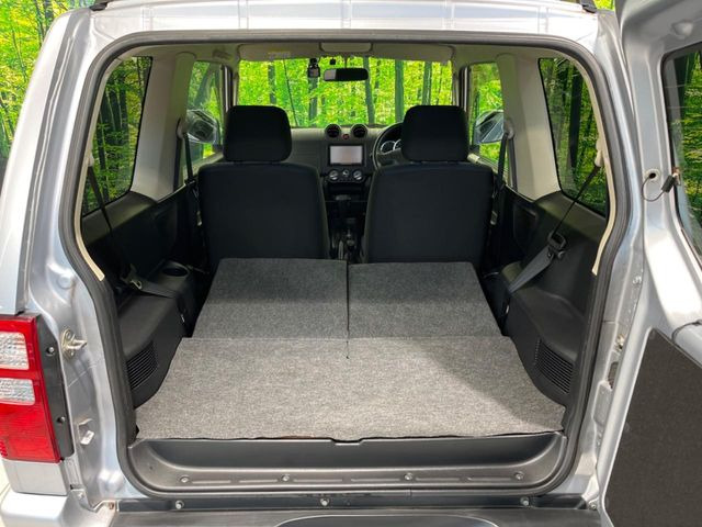 ���i�̂���������ʋ΁A���}���ɏ\���ȉ׎��X�y�[�X���m�ۂ��Ă���܂��B�Z�J���h�V�[�g��|���ƁA�傫�ȉו��̐ύڂ��\�ł���