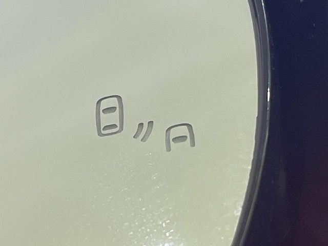 【ブラインドスポットモニター】走行中、ドアミラーの死角になりやすい箇所に後続車が接近するとサイドミラー付近に警告を表示、ドライバーに注意喚起をしてくれます。