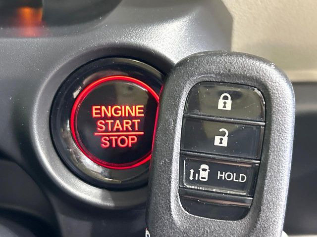 �yHonda�X�}�[�g�L�[�z�J�o����|�P�b�g�ɓ��ꂽ�܂܂ł��h�A�̎{���E�������\�ȃX�}�[�g�L�[�𑕔��B�G���W���̃I���E�I�t�����J�M�����o���K�v����������Ƃ��Ă��֗��ł���