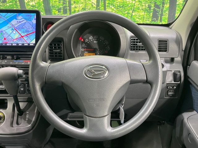 �C���e���A�ɍ��킹���f�U�C���̃X�e�A�����O�́A�^�]�������̂��Ƃ��l���A�^�]���₷���`��A�傫���ł��B�����x�A���ۂɐG���Ă��m���߂��������B