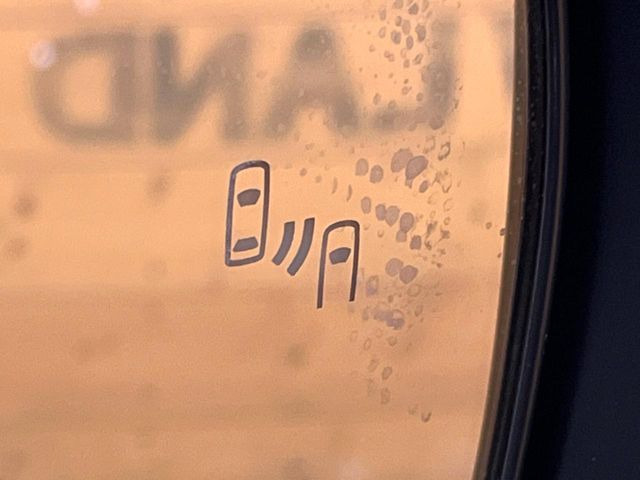 【ブラインドスポットモニター】走行中、ドアミラーの死角になりやすい箇所に後続車が接近するとサイドミラーのレンズに警告を表示!ドライバーに注意喚起をしてくれます。