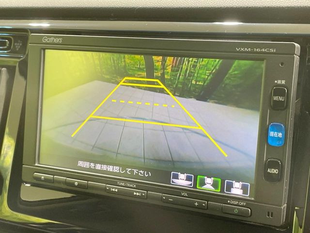 【バックカメラ】駐車時に後方がリアルタイム映像で確認できます。大型商業施設や立体駐車場での駐車時や、夜間のバック時に大活躍!運転スキルに関わらず、今や必須となった装備のひとつです!