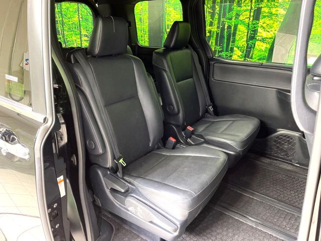 二列目中央はウォークスルーとなっております。二列目と三列目の移動や乗り降りがとっても楽になるので、乗り降りの際もストレスを感じることはありません♪