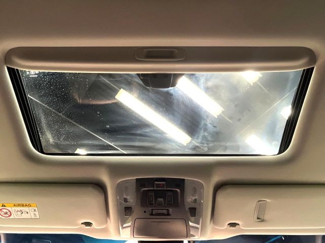 【サンルーフ】開放感たっぷりの希少装備、サンルーフが装着されています!車内に明かりを取り入れたり景色を楽しむ以外にも、車内の空気も簡単に換気できて快適です!