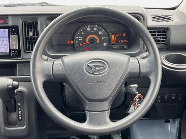 �C���e���A�ɍ��킹���f�U�C���̃X�e�A�����O�́A�^�]�������̂��Ƃ��l���A�^�]���₷���`��A�傫���ł��B�����x�A���ۂɐG���Ă��m���߂��������B