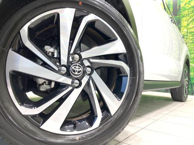 【純正17インチアルミホイール】外観にマッチした純正アルミホイールを装着しております。各種社外アルミホイールや、スタッドレスタイヤも取扱いしております。是非ご相談ください♪