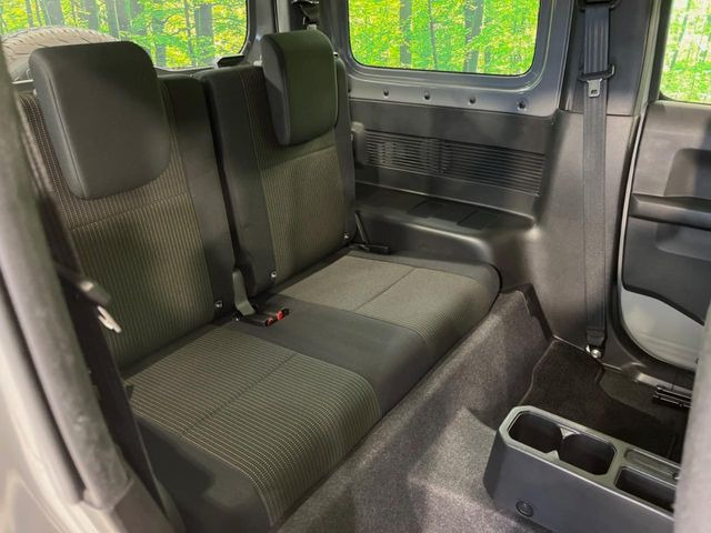 後部座席も気になるようなキズ・汚れやへたり等、大きなダメージはなく、良好な状態です。