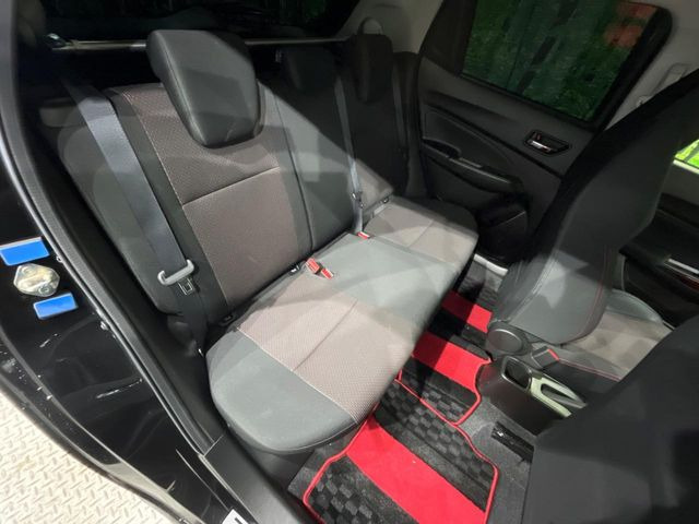 後部座席も気になるようなキズ・汚れやへたり等、大きなダメージはなく、良好な状態です。