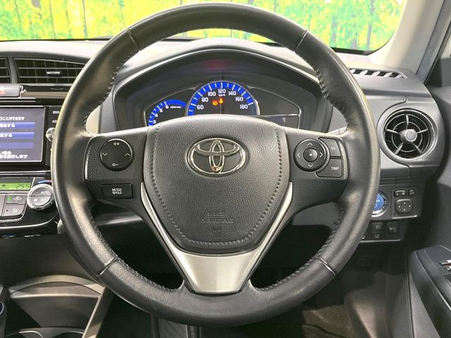 �C���e���A�ɍ��킹���f�U�C���̃X�e�A�����O�́A�^�]�������̂��Ƃ��l���A�^�]���₷���`��A�傫���ł��B�����x�A���ۂɐG���Ă��m���߂��������B