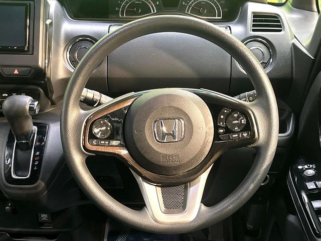 �C���e���A�ɍ��킹���f�U�C���̃X�e�A�����O�́A�^�]�������̂��Ƃ��l���A�^�]���₷���`��A�傫���ł��B�����x�A���ۂɐG���Ă��m���߂��������B