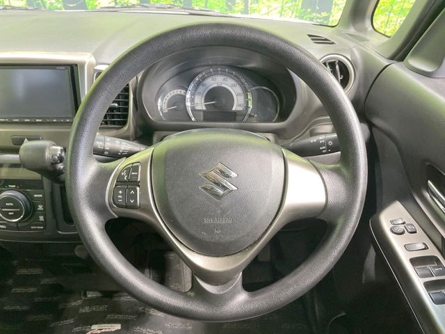 �C���e���A�ɍ��킹���f�U�C���̃X�e�A�����O�́A�^�]�������̂��Ƃ��l���A�^�]���₷���`��A�傫���ł��B�����x�A���ۂɐG���Ă��m���߂��������B