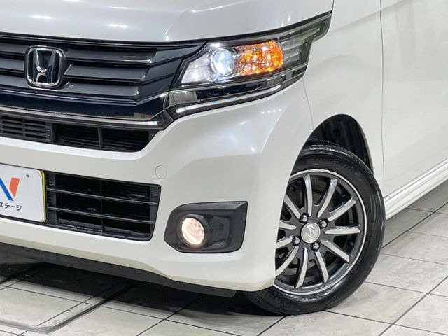 【HIDヘッドライト】非常に明るく前方を照らしてくれるので、悪天候や夜間の走行時も視界良好で安心してお乗りいただけます。