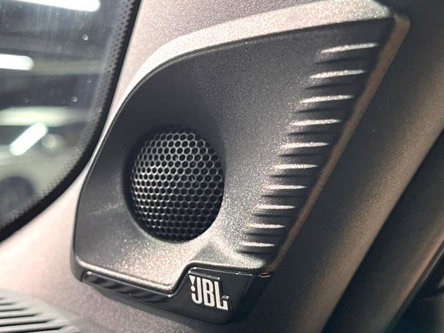 �yJBL�T�E���h�V�X�e���z���[�J�[�I�v�V�����̍��i�ʃT�E���h�V�X�e���𓋍ځB��p�̃`���[�j���O���{���ꂽ�召�l�X�ȃX�s�[�J�[����ǎ��ȃT�E���h���t�ł��A�Տꊴ���ӂ�鉹����Ԃ����o���܂��B