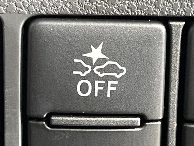 【スマートアシスト3】走行中に前方の車両等を認識し、衝突しそうな時は警報とブレーキで衝突回避と被害軽減をアシスト。より安全にドライブをお楽しみいただけます。