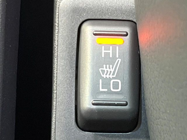 【シートヒーター】寒い日に重宝するシートヒーター!エアコンより早く温まってくれるので寒がりの人も安心ですね♪エアコンの温風は乾燥するから苦手、という方にもをおすすめです。