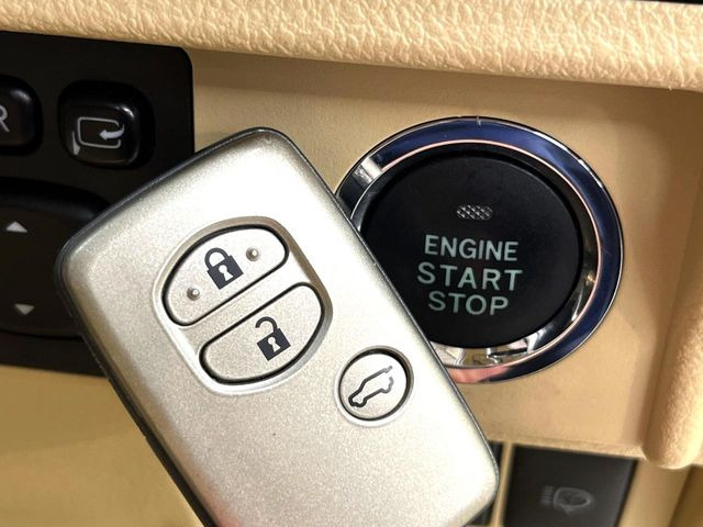 �y�X�}�[�g�L�[�z�J�o����|�P�b�g�ɓ��ꂽ�܂܂ł��h�A�̎{���E�������\�ȃX�}�[�g�L�[�𑕔��B�G���W���̃I���E�I�t�����J�M�����o���K�v����������Ƃ��Ă��֗��ł���