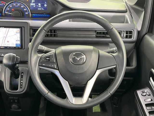 �C���e���A�ɍ��킹���f�U�C���̃X�e�A�����O�́A�^�]�������̂��Ƃ��l���A�^�]���₷���`��A�傫���ł��B�����x�A���ۂɐG���Ă��m���߂��������B