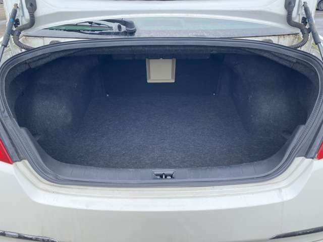 当店は年中無休となっております。営業時間は10:00〜19:00です。