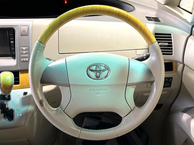 �C���e���A�ɍ��킹���f�U�C���̃X�e�A�����O�́A�^�]�������̂��Ƃ��l���A�^�]���₷���`��A�傫���ł��B�����x�A���ۂɐG���Ă��m���߂��������B