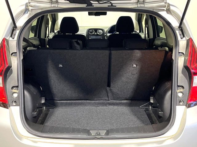 ���i�̂���������ʋ΁A���}���ɏ\���ȉ׎��X�y�[�X���m�ۂ��Ă���܂��B�Z�J���h�V�[�g��|���ƁA�傫�ȉו��̐ύڂ��\�ł���